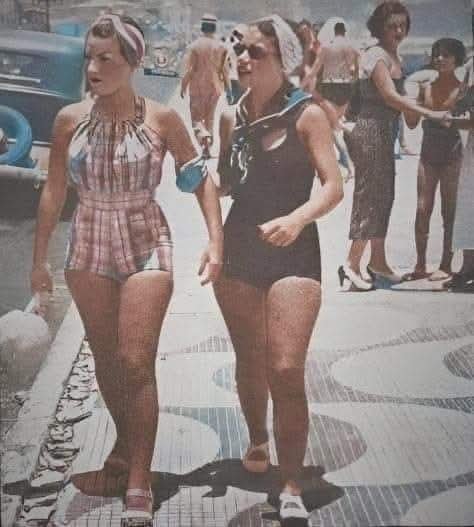 jornalnota's tweet photo. RARIDADE! 🚨 Carmen Miranda e Aurora Miranda, Copacabana anos 30.  

Duas irmãs em um cartão-postal do Rio de Janeiro! 🌴✨ https://t.co/TVJM9G5w0z