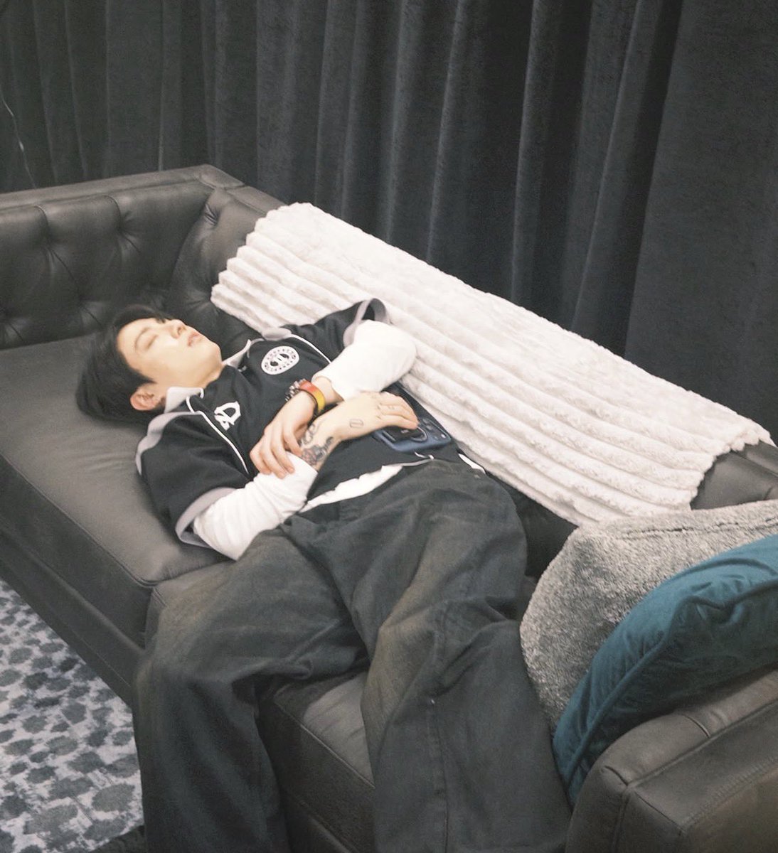 jkcore97's tweet photo. how i slept after getting home at 5:30am from the foxbora concert https://t.co/EJonmLYk5r