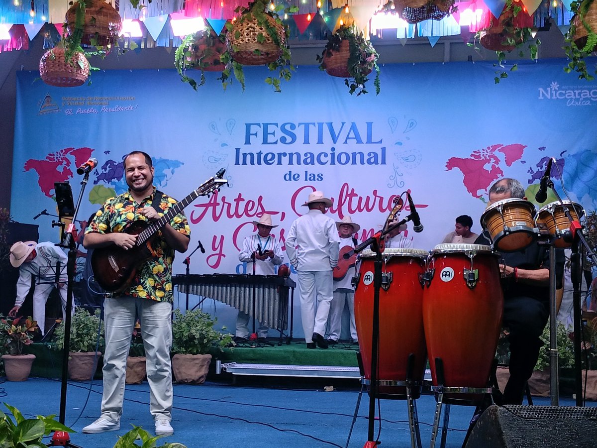 embacubanic's tweet photo. En el segundo día de presentación del Festival Internacional de las Artes, Culturas y Gastronomía de Nuestros Pueblos, no pudo faltar la presentación de trajes típicos y música cubana. Digno homenaje al Comandante en Jefe Fidel Castro en el Centenario de su natalicio. https://t.co/4VEZbnGITQ