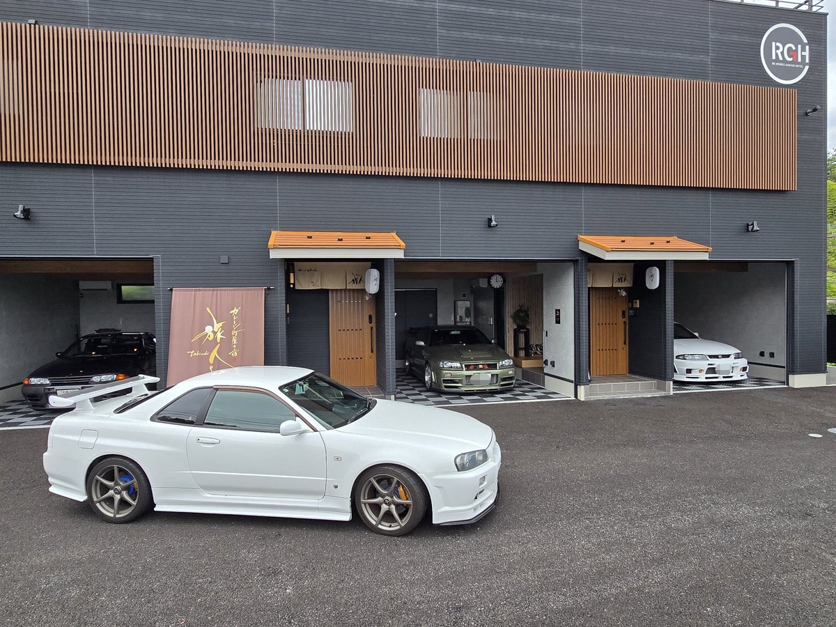 ToshiGTR1's tweet photo. ガレージホテルの取材にGT-R仲間をお誘いして行ってきました😙
安芸の宮島の近くで盗難を気にせずに安心して宿泊できる施設です😁
新築で内装も凝ってました😊
興味ある方は連絡下さいね🤭
#広島県
#宮島
#盗難
#スカイライン
#GTR 
#オフ会
#ガレージホテル https://t.co/nlcUNZ5Eyi