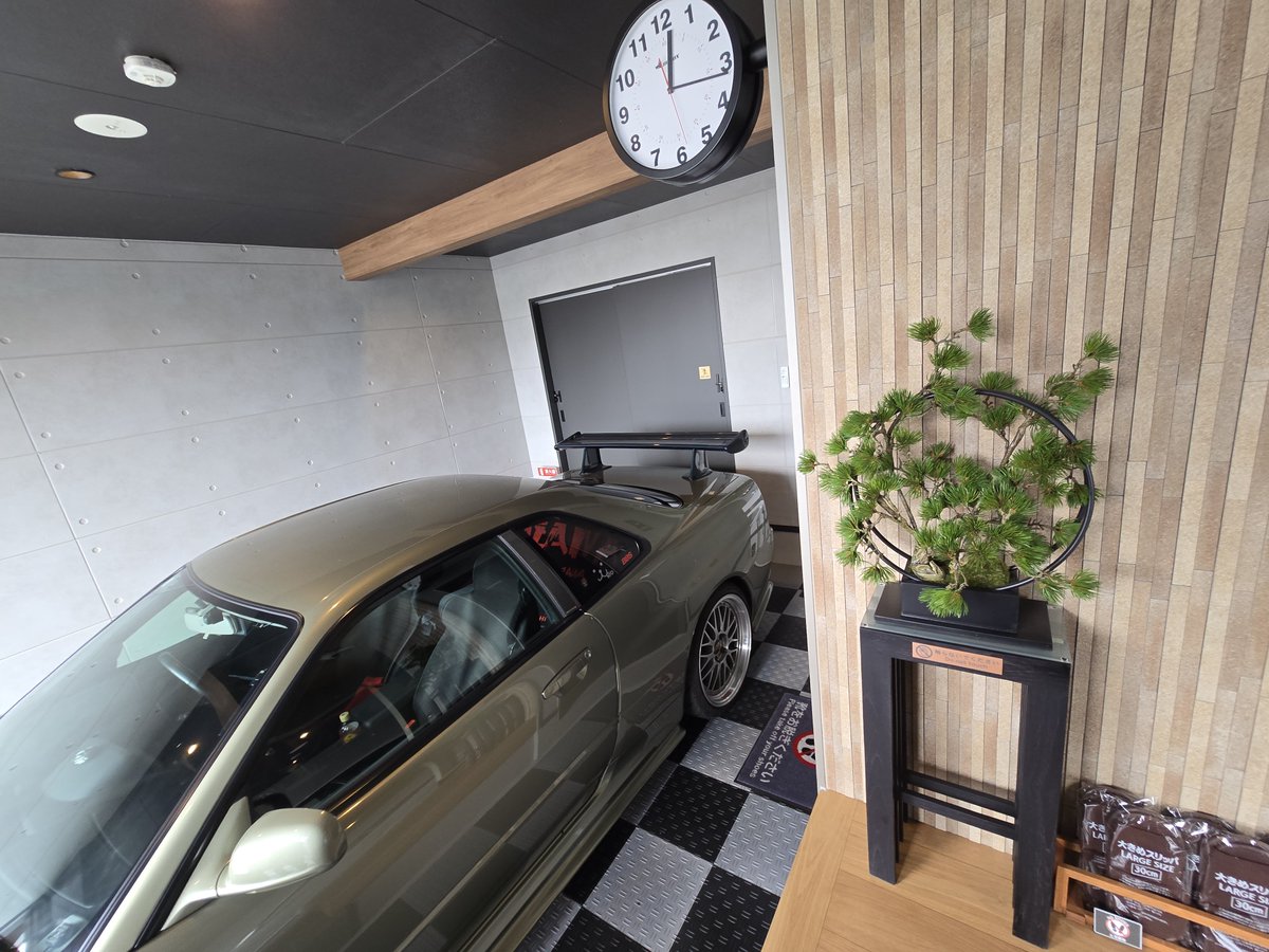 ToshiGTR1's tweet photo. ガレージホテルの取材にGT-R仲間をお誘いして行ってきました😙
安芸の宮島の近くで盗難を気にせずに安心して宿泊できる施設です😁
新築で内装も凝ってました😊
興味ある方は連絡下さいね🤭
#広島県
#宮島
#盗難
#スカイライン
#GTR 
#オフ会
#ガレージホテル https://t.co/nlcUNZ5Eyi