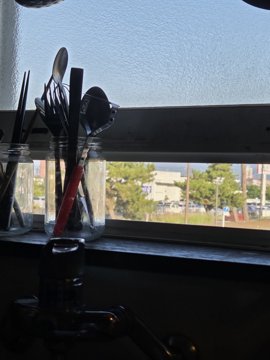kabekko's tweet photo. キッチンでコーヒー飲みながら、窓の隙間から外を眺めてボーッとしてる。いい天気だなぁ。入院中ただボーッとする事が苦手な事に気がついたから、ボーッとする練習。 https://t.co/2EPA7BiQU7