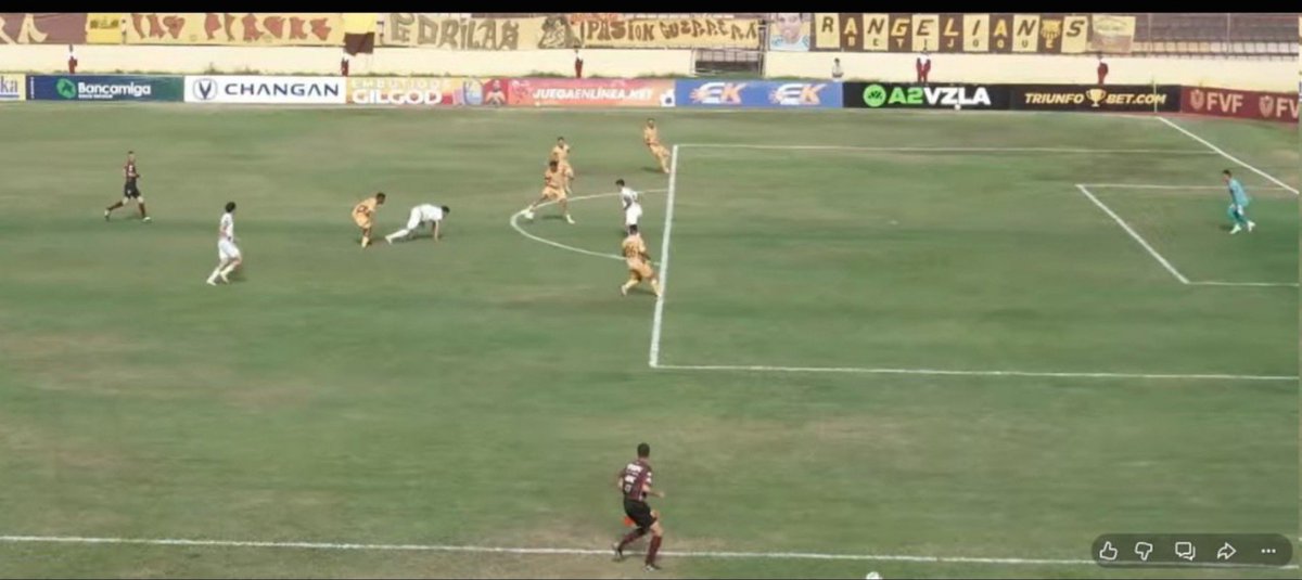 DonGochoK's tweet photo. Ya saben porque NO HAY VAR en los partidos del @DvoTachira , no hizo falta trazar la línea, la raya blanca del Área 16.50 lo indica clarito. FUERA DE LUGAR CLARO,el gol de Trujillanos https://t.co/od3KAheI6w