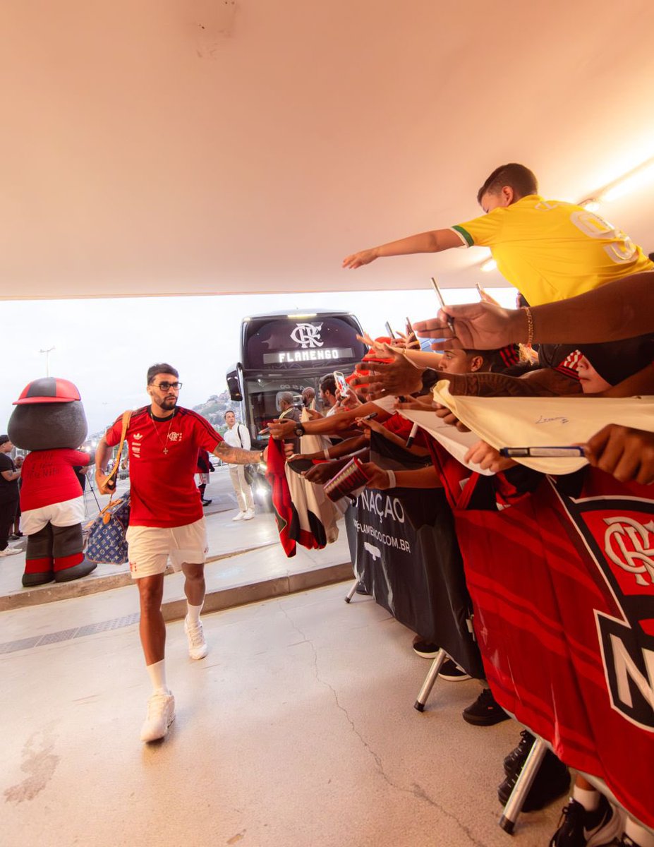 Flamengo's tweet photo. Mengo é paixão!
#FLAxVIT #chegada https://t.co/lTqySaekqX