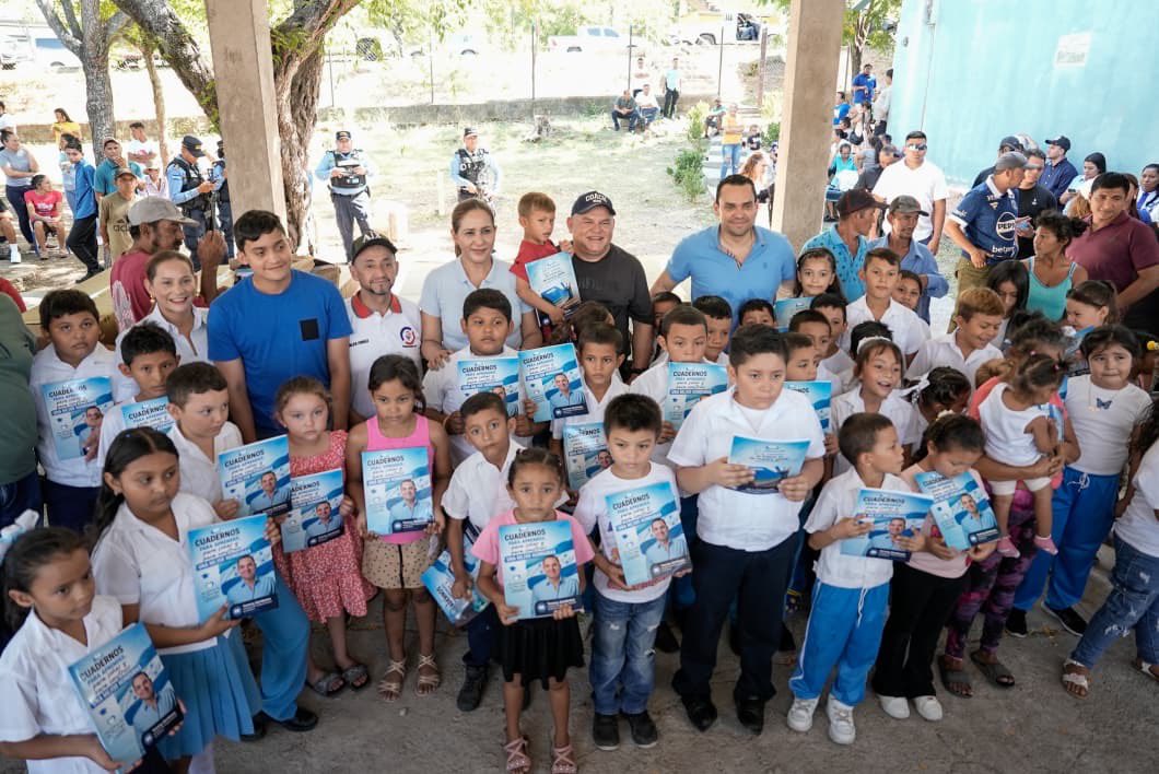 TommyZambranoM's tweet photo. Seguimos recorriendo Valle y llevando soluciones donde más se necesitan. 🇭🇳

Entregamos 6 aires acondicionados a la Escuela General Francisco Morazán y 1 al Centro de Salud de El Limón, Nacaome, Valle, porque mejorar las condiciones de nuestras escuelas y centros de atención también es trabajar por el bienestar de nuestra gente. 🫱🏽‍🫲🏻❄️

¡Seguimos firmes por Valle! 🇭🇳