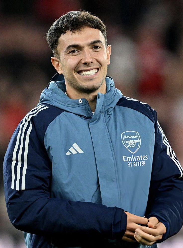 itsdailyedge's tweet photo. After missing Rodri, Zubimendi makes a lot of sense for Madrid.
Even though I’ve talked about him a lot before and said that Madrid should make a bid for him.

He’s press-resistant, sets the tempo, and can play those progressive passes Madrid have been missing since Kroos. 

Under Mourinho’s structured 4-2-3-1 he would fit perfectly as the deep controller next to Tchouaméni or Valverde.  
Whether Arsenal sell for under €90M is another story, but pure football wise he can cover that gap.