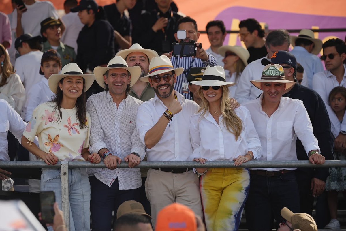 FicoGutierrez's tweet photo. Estuvimos en el gran cierre de nuestra Feria de las Flores: el Desfile de Silleteros 😍.

Detrás de cada silleta hay una familia, una historia, manos que llevan meses cultivando flores y generaciones enteras cuidando un legado que nos representa ante el mundo.

Un honor recibir al presidente de Colombia, @ABDELAESPRIELLA y su familia, el vicepresidente @jrestrp y su familia, el gobernador @AndresJRendonC.

Hoy florece Medellín 💐.