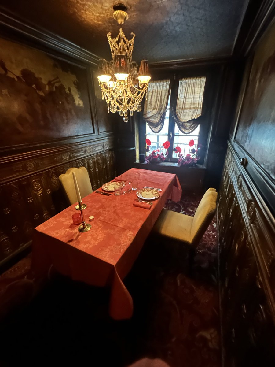 aleksibe's tweet photo. Je relate, j’avais été à la pérouse et j’avais demandé au staff du resto si je pouvais voir la pièce où elle avait mangé avec son mec 😔😔 https://t.co/eJObMPYewg
