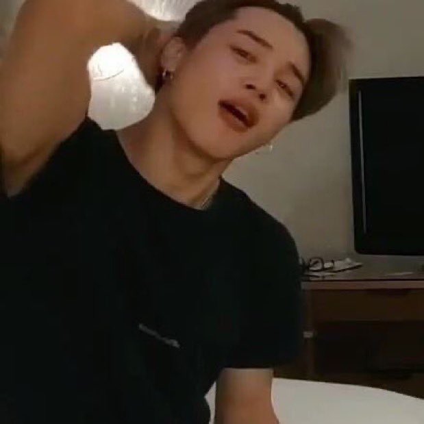 jimintobemine's tweet photo. ขอบคุณครับพี่ 🙏🏻😭  เท่เหมือนเดิม เพิ่มเติมคือผมยาวขึ้น หน้าเด็กลง https://t.co/CXuQSi2dHR