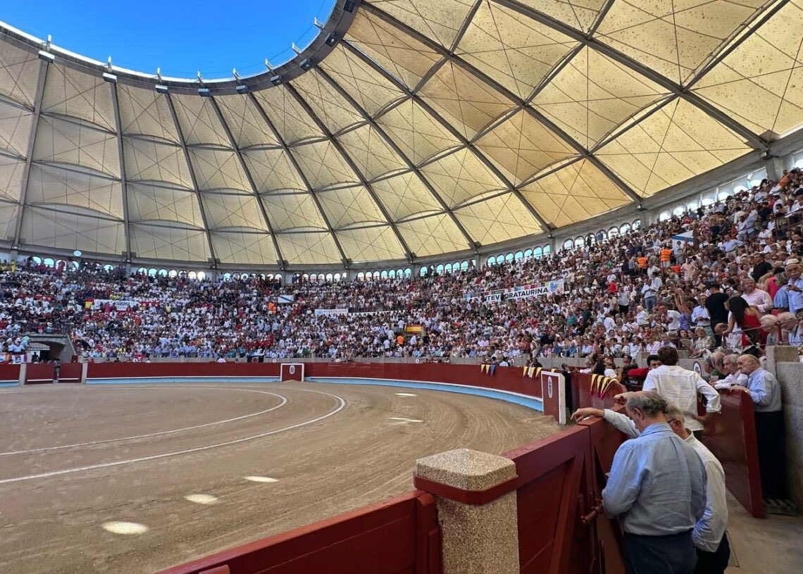 economiadeltoro's tweet photo. Lleno de "no hay billetes" en la plaza de toros de Pontevedra 

https://t.co/7R6hmophX8 

#GaliciaTaurina 🤍💙🤍 https://t.co/JjRU30cHUQ
