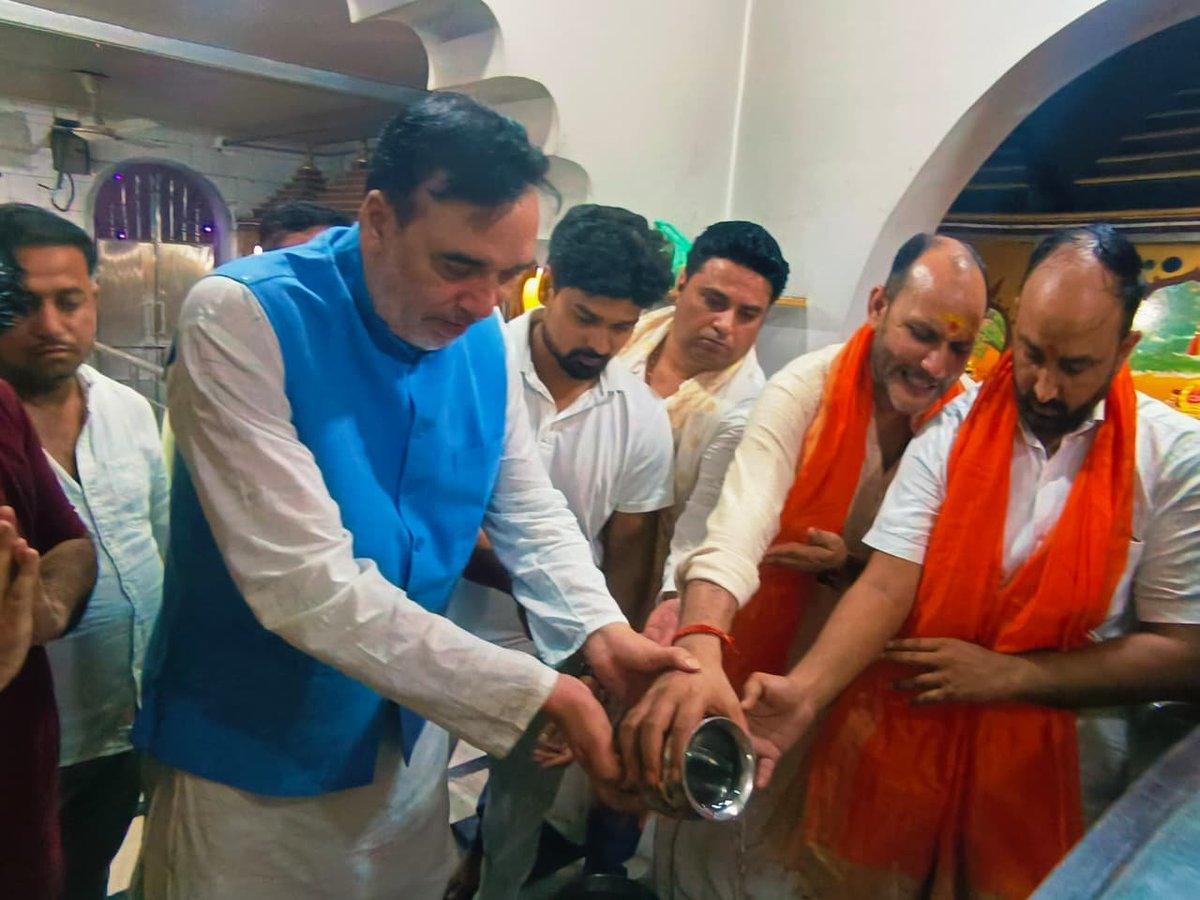 AapKaGopalRai's tweet photo. आज बाबरपुर विधानसभा के शिव मंदिर 100 फूटा रोड पर 'आदिदेव महादेव' का आशीर्वाद लिया। https://t.co/GwXNZJIfea