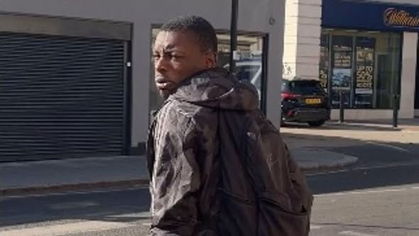 Alexandr4Denman's tweet photo. British Transport Police are very keen to get this man found as an investigation is up and running after a 50 year old man was shoved and tailgated through the barriers at the Acton Line railway station , he then went on to follow the victim into a shop and slapped him around his face .
So lets SHARE HIS FACE  and get him to the police shall we ! 
Anyone who recognises him is asked to text BTP on 61016 or call 0800 40 50 40, quoting reference 498 of 19 July.