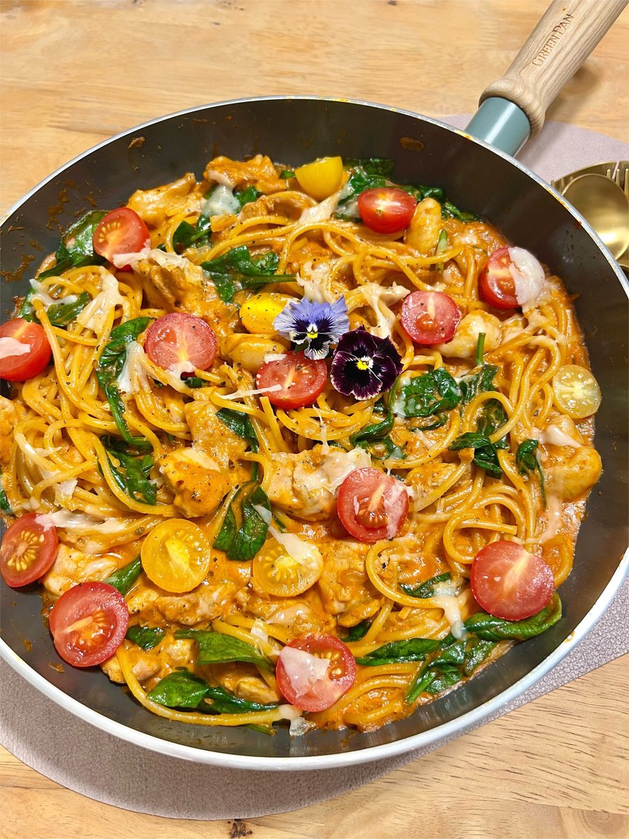 IrmaZephansmee's tweet photo. [Just made a quick creamy tomato pasta with fresh basil  Perfect cozy weekday dinner vibe!]， https://t.co/tv0mqsuyLS