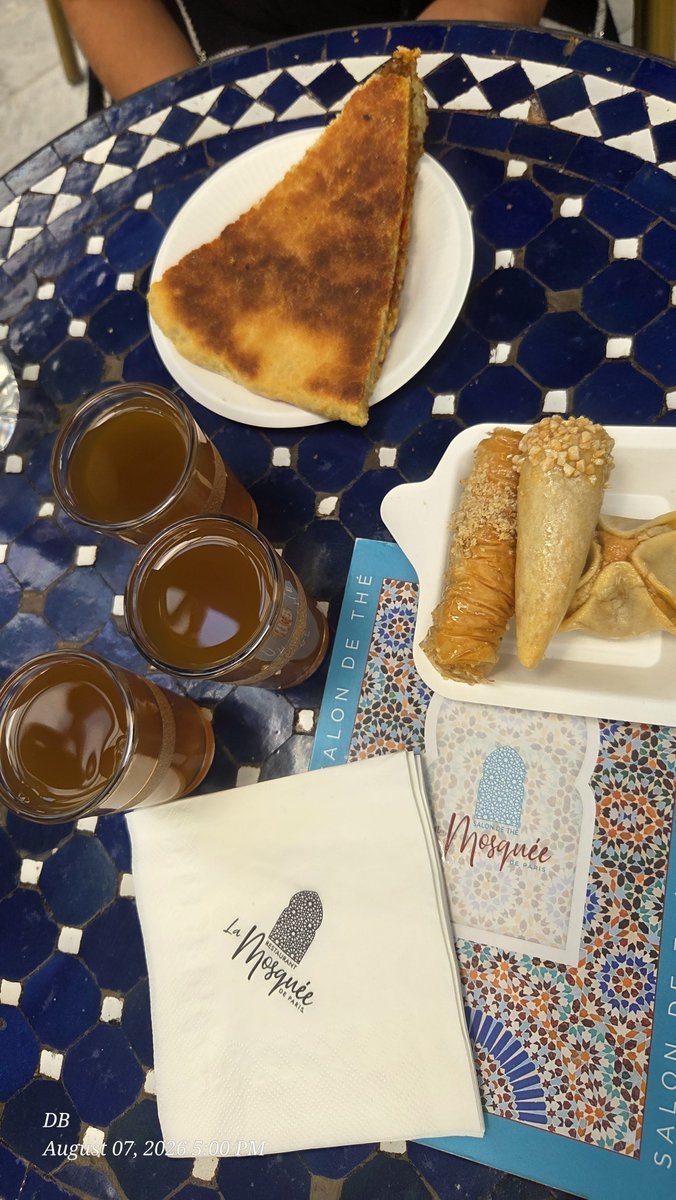 Durbangash's tweet photo. so went to mosquée &amp; had baklawa https://t.co/NLYT1NMVGe