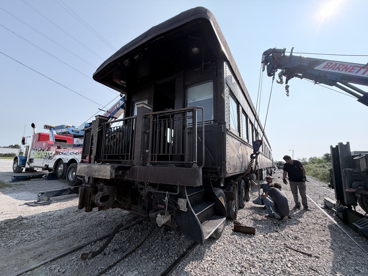 FortWayneRails's tweet photo. How to train by truck when your newly acquired Pullman is landlocked. https://t.co/veGJWsenHJ