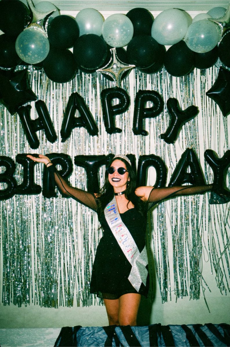 karensonsaaa's tweet photo. Fiz uma festa de aniversário bem gótica das trevas https://t.co/62iyDIfKmF