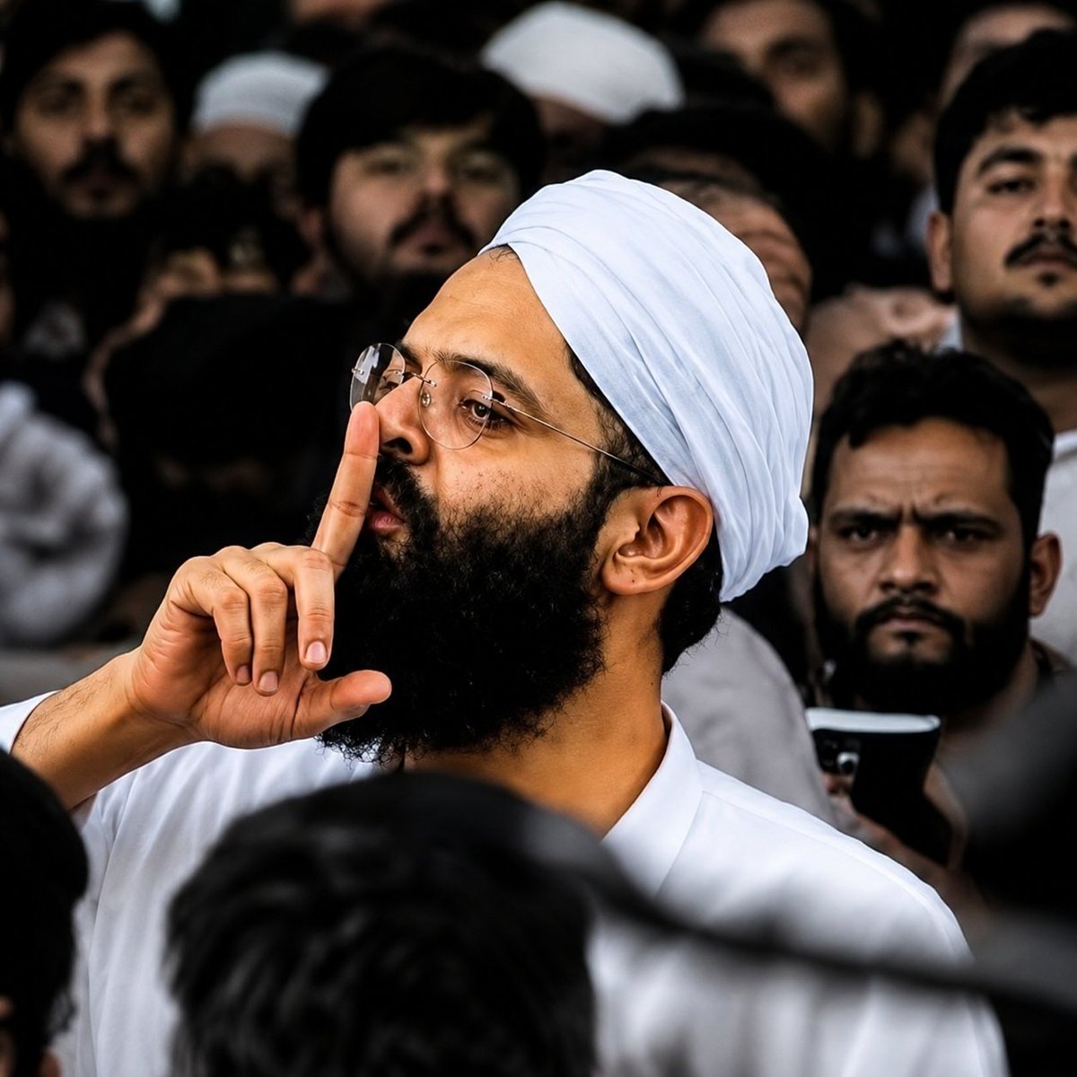 MuslimVoiceCell's tweet photo. मरहूम अतीक अहमद पढ़े-लिखे नहीं थे और ये कसक उन्हें ता-उम्र रही, लेकिन बच्चों को पढ़ाया उन्होंने।

उमर सेंट जोसेफ़ इलाहाबाद टॉपर, उसके बाद एमिटी यूनिवर्सिटी में उसका ज़िक्र, प्रोफ़ेसर्स तक तारीफ़। क्या मुसलमान, क्या हिंदू सब दीवाने। उसके बाद काल-कोठरी का सफ़र, सब महदूद चारदीवारी के भीतर, लेकिन उसने पढ़ना नहीं छोड़ा। अबान या कोई और, दोनों भाइयों से जब भी मिलने जेल जाते तो एक-दो किताबें ज़रूर साथ जाती थीं। हर मिलाई का यह नियम था।

किताबें कार में अबान के मिलीं, वो संदेश तमाचा है उनके लिए जो नए-नए नैरेटिव गढ़ रहे हैं। सब गिद्धों की ज़ुबान बंद कर दी, जो फ़िराक़ में थे, गलती करें हम लपकें।

नमाज़-ए-जनाज़ा पढ़ाना, उफ़्फ़! कितना कलेजा चाहिए। किसी अपने का फिर ढंग से खड़े नहीं हो पाते। उसने भाई को विदा किया, क़ब्र पर खड़े ही दोनों भाइयों को गले लगाया, हिम्मत दी। चचेरे भाई मासूम बच्चे को गोद में उठाकर चूमा, सीने से लगाया।

उमर ने बड़ा होने का फ़र्ज़ अदा किया। भीड़ को समझाते रहे और आख़िर में लौट गए सलाखों के पीछे।

लेकिन ये बच्चे कितने मैच्योर हैं, कितना सब्र है ये महसूस हुआ।

बड़ा बेटा, बाप की गैरमौजूदगी में बाप का फ़र्ज़ निभाता है।

अल्लाह सलामत रखे।।