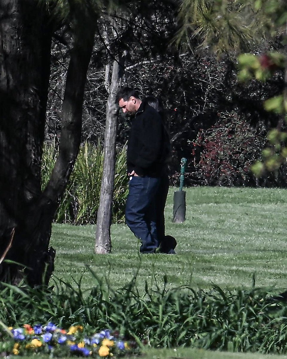 alimo_philip's tweet photo. 🪦 Lionel Messi and his family gathered at El Prado Cemetery to say goodbye to Jorge Messi. https://t.co/jJdkPf3bhP
