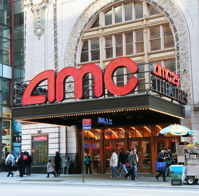 FTZNews1's tweet photo. Paramount Deal with AMC and Regal Cinemas

Paramount Pictures has agreed to enter into a deal with major cinema chains AMC Theatres and Regal Cinemas, committing to theatrical releases of at least 30 films annually with a minimum 45-day exclusive window prior to streaming, provided the merger with Warner Bros. is finalized.

#Paramount #AMC #WarnerBros