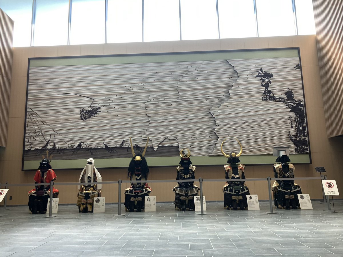 roku_san's tweet photo. 岐阜県庁がまさかのチョッキーの別荘に！
私が行った時は豊臣兄弟！モードだったので挾土さんの壁画前は甲冑勢揃いでした
#VIVANT https://t.co/FYZn5HpWCN
