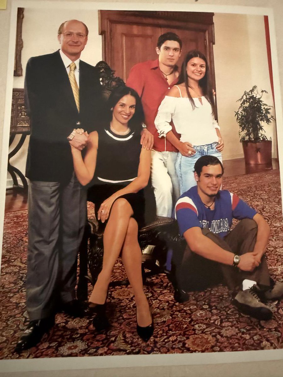 geraldoalckmin's tweet photo. A vida pública me deu muitas responsabilidades. Mas, foi dentro de casa que aprendi algumas das mais importantes: cuidar, ouvir e entender que amor se demonstra nas pequenas coisas.

E antes de qualquer cargo que já ocupei, me orgulho em dizer que sou filho, esposo da @lualckmin_, pai e avô. 

Entre tantas coisas que a vida pode nos dar, ter uma família para amar e cuidar é uma das maiores bênçãos que Deus pode conceder a um homem.

Feliz Dia dos Pais!