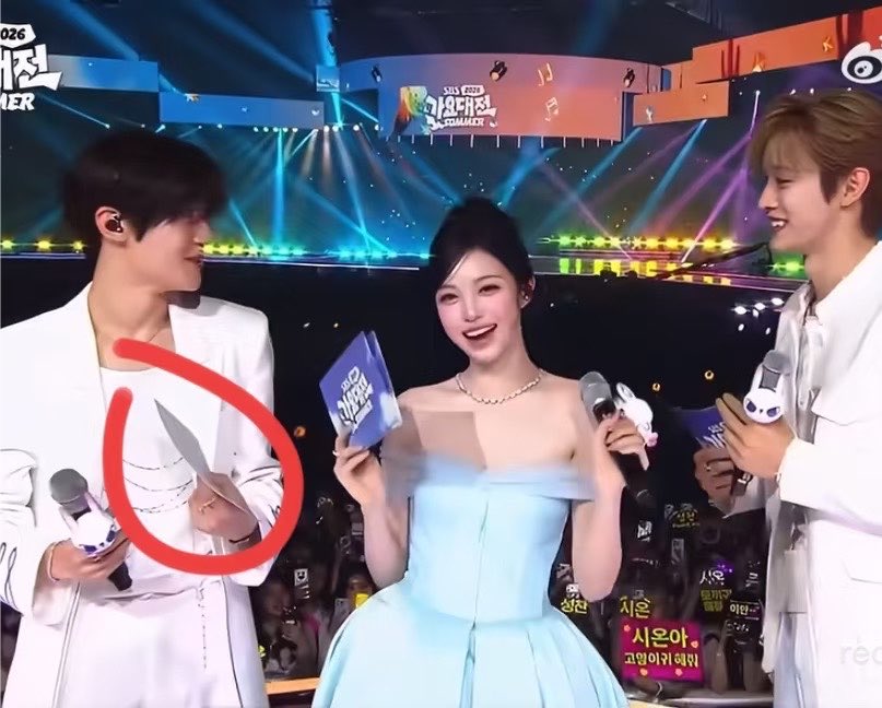 tee_dump's tweet photo. Pantas mereka ketawa satu sama lain…
Sion nunjukkin cue card nya ke sungchan…
Kocak isinya kosong woi 😭😭😭😭
Pantes mereka bingung semua 

Bisa” nya gak ada isinya 😭😭😭 https://t.co/dYQglqtfkN