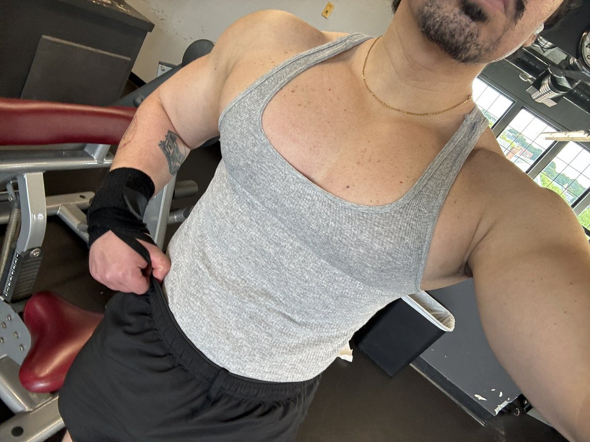 chestgoescrazy's tweet photo. #chest #pecs #gym #gay #muscles https://t.co/MxGKbFFEqW