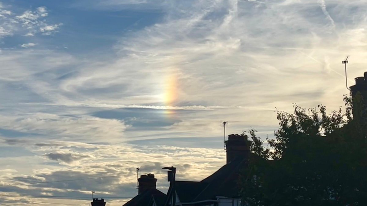 KeepStreatham's tweet photo. This was in the sky over #Streatham last night. Anyone knows what it was? https://t.co/ZmBwwgQGSH