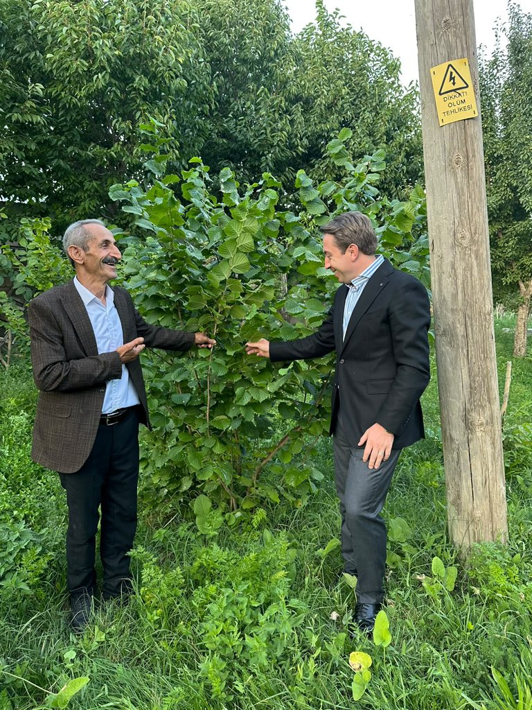Volkanhulur's tweet photo. 📍Hane Ziyareti 

Bu akşam eşim @HulurKubra ile beraber Hamza amcamızı ve ailesini ziyaret ettik. 

Hasan amcamız çiftçilik yapıyor ve tam 10 çocuğunu okutmuş. Hepsi de başarılı. Kimisi doktor , kimisi öğretmen , mimar.. Gerçekten takdire şayan. Maşallah 🧿 

#yüksekova https://t.co/OaRDm6bHPV