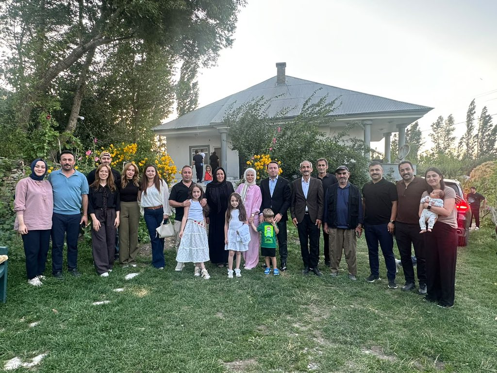 Volkanhulur's tweet photo. 📍Hane Ziyareti 

Bu akşam eşim @HulurKubra ile beraber Hamza amcamızı ve ailesini ziyaret ettik. 

Hasan amcamız çiftçilik yapıyor ve tam 10 çocuğunu okutmuş. Hepsi de başarılı. Kimisi doktor , kimisi öğretmen , mimar.. Gerçekten takdire şayan. Maşallah 🧿 

#yüksekova https://t.co/OaRDm6bHPV