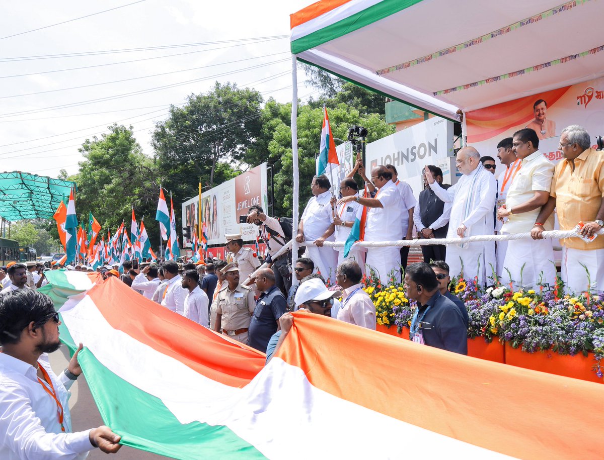 AmitShah's tweet photo. Tiranga, is a symbol of the unbreakable bond that has always inspired us to unite and build our nation into an edifice of progress. 

Today, flagged off the ‘Har Ghar Tiranga Yatra’ in Puducherry, where thousands of youth joined with a pledge for a Viksit Bharat, as envisioned by Modi Ji.

நமது தேசியக் கொடியான மூவர்ணக் கொடியானது, நம்மை ஒன்றிணைத்து நமது தேசத்தை வளர்ச்சியின் மூலம் மாநகரமாக கட்டியெழுப்ப எப்போதும் ஊக்கமளித்து வரும் அசைக்க முடியாத ஒரு பிணைப்பின் சின்னமாகும். இன்று புதுச்சேரியில் #HarGharTirangaYatra கொடியசைத்துத் தொடங்கி வைக்கப்பட்டது. இதில், பிரதமர் மோடி அவர்களின் கனவான வளர்ச்சியடைந்த பாரதத்திற்காக ஆயிரக்கணக்கான இளைஞர்கள் உறுதிமொழி எடுத்துக்கொண்டு இணைந்தனர்.