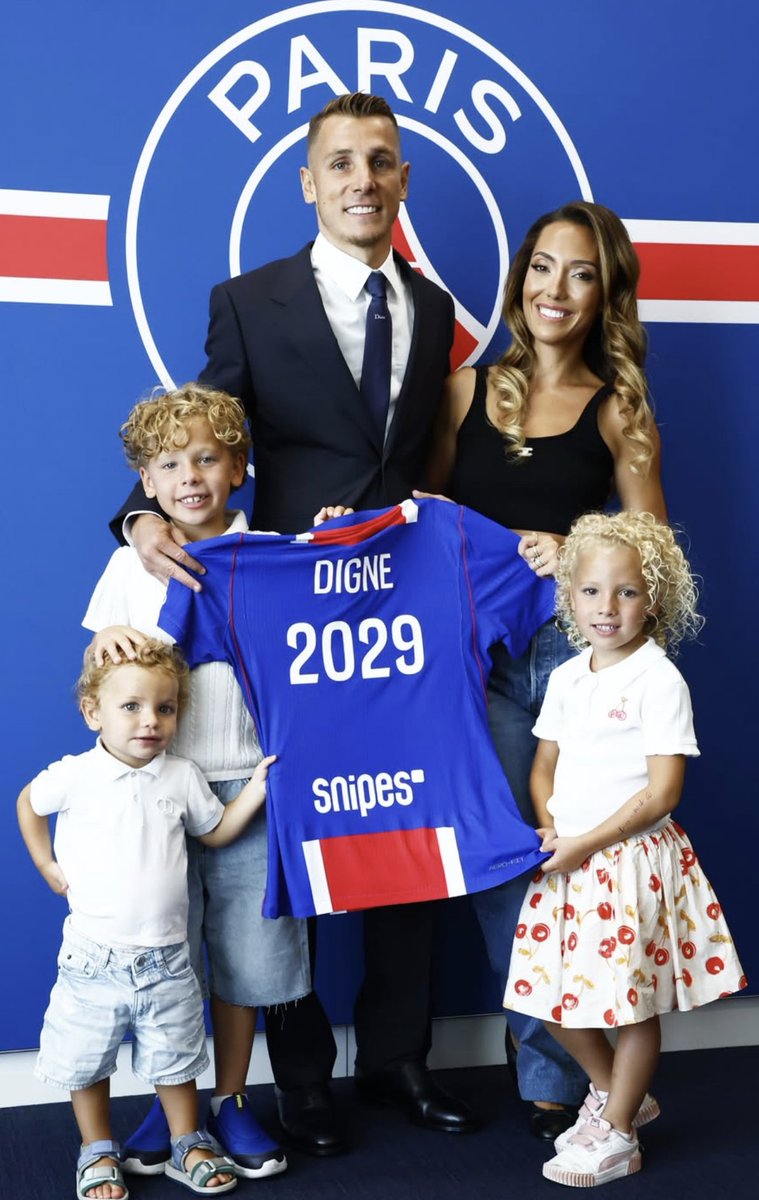 Paristeamfr's tweet photo. Le message de la femme de Lucas Digne ❤️💙

"Après 11 années à l’étranger, tant de villes, de clubs, de souvenirs et de moments qui ont construit notre histoire, il est temps pour nous de rentrer 🇫🇷

& quel retour… Paris. ✨

Tellement fière de toi mon amour, de ton parcours, de ta détermination et de tout le travail accompli pour en arriver là. Une nouvelle aventure commence, et comme toujours, nous serons à tes côtés, tous les 5 🤍

Une page se tourne, une nouvelle s’écrit… et celle-ci a une saveur toute particulière.

Paris, nous (re)voilà ❤️💙"