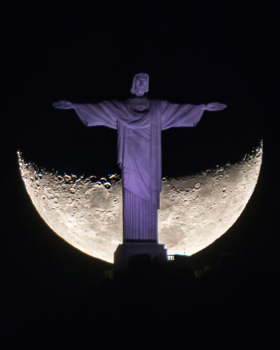 photopills's tweet photo. “By the crescent moon in Rio.”
📷 Nikon D800E | 500mm | ƒ/5.6 | 1/80s | ISO 800
👉 Photo by Julio Craveiro.
📍 Planned with PhotoPills: https://t.co/P4CRT3PrlK https://t.co/IxK7feT4pw