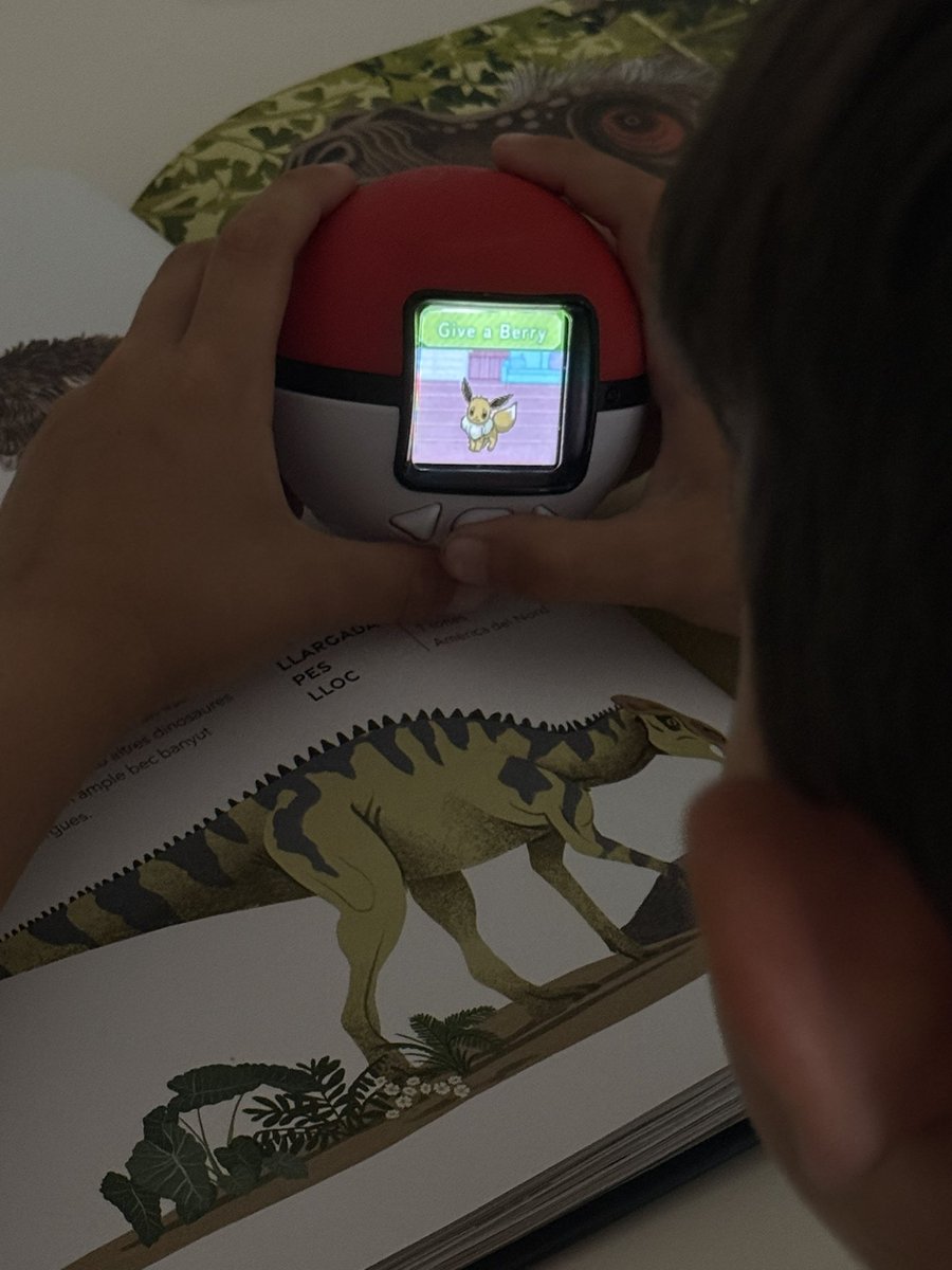 LuzuGames's tweet photo. Todos en casa jugando a Pokemon un ratito 🥲❤️ https://t.co/SOfRLo4jFX