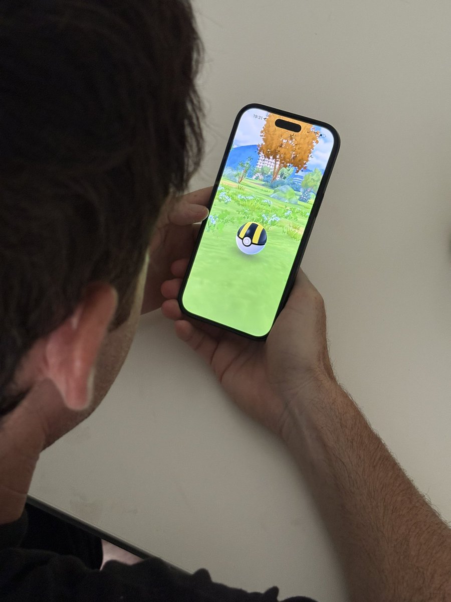 LuzuGames's tweet photo. Todos en casa jugando a Pokemon un ratito 🥲❤️ https://t.co/SOfRLo4jFX