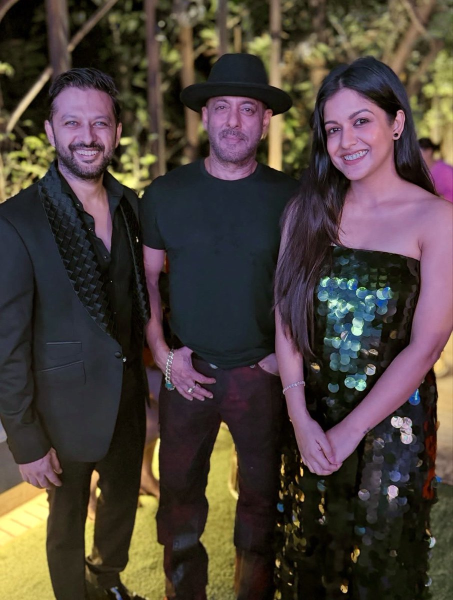 BSKFanClub's tweet photo. #VatsalSheth &amp; #IshitaDuttaSheth
with #SalmanKhan at #Sohailkhan's residence for a party..!! 😍 https://t.co/T5ugjpxFd9