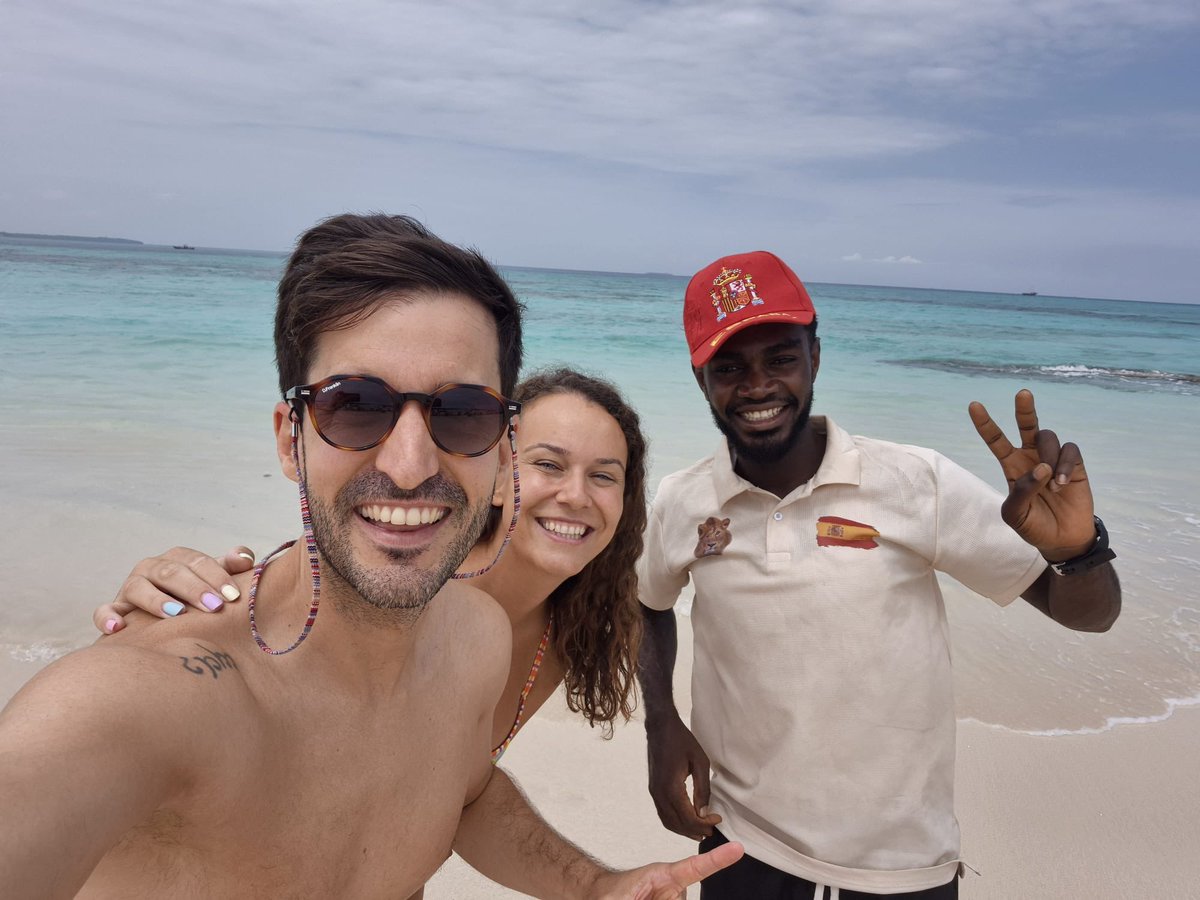 5ACDC3's tweet photo. Españoles que vayáis a Zanzibar coger a este guía que es el mejor del mundo y habla un español perfecto! IG: @abdulhaleem.leonzanzibar 
#zanzibar #tanzania https://t.co/gmp5NWwQNk