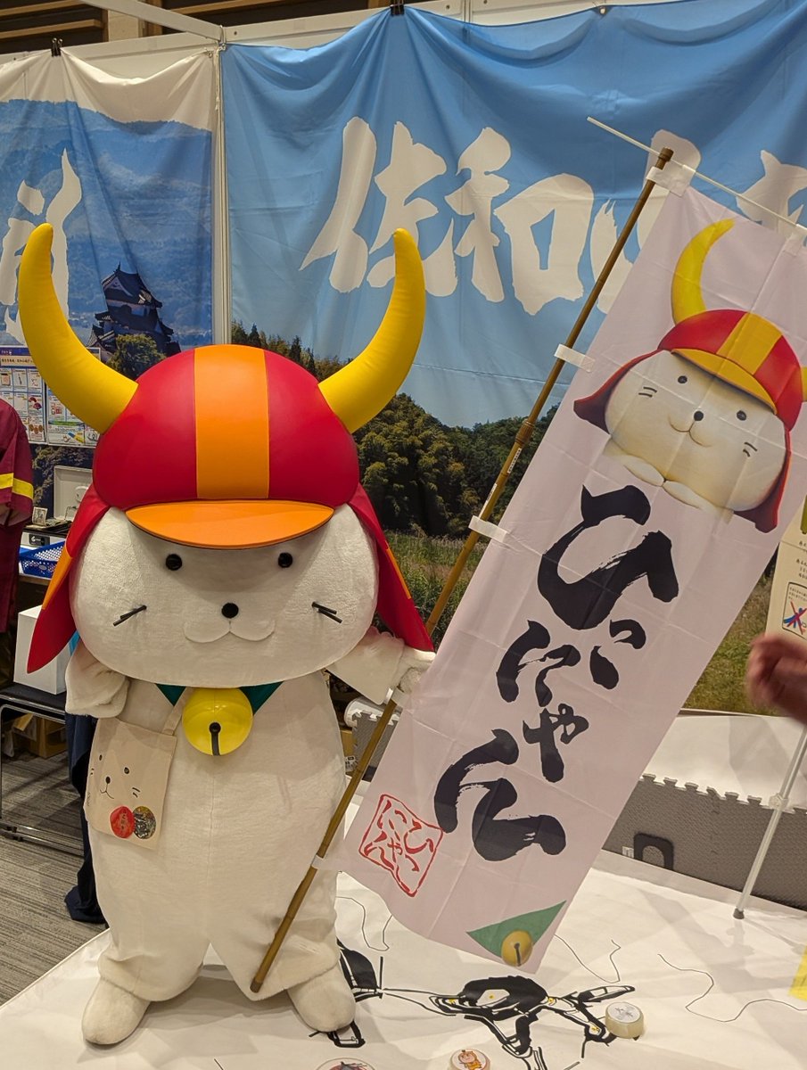 38SP3's tweet photo. 大阪お城フェスに参加して来ました😊
暑くて疲れた2日間でしたがほぼお目当ての御城印は手にはいったし、小栗さくらさん司会の#迫田孝也さん出演石田数正トークライブも面白かったです😊
千田先生が広見城のジオラマをじっくり見てみえたのも印象的でした。 https://t.co/4Nx296dhsy
