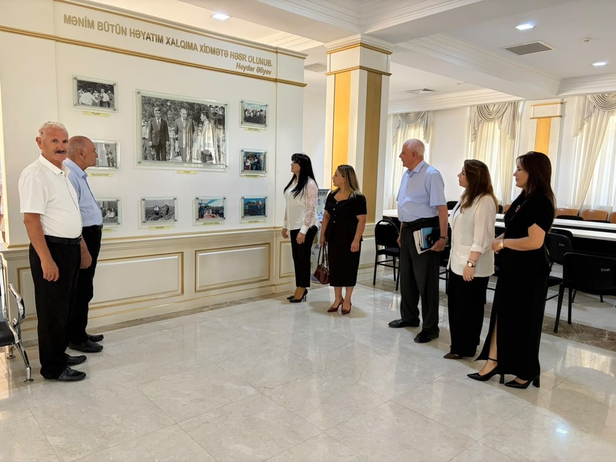 SalyanZi's tweet photo. Salyan rayonunun ziyalıları Salyan Heydər Əliyev Mərkəzini ziyarət edərək ekskursiyada olublar.

Ekskursiya zamanı qonaqlara Mərkəzin fəaliyyəti, Ümummilli Lider Heydər Əliyevin zəngin dövlətçilik irsi və həyat yolunu əks etdirən ekspozisiyalar haqqında ətraflı məlumat verilib. https://t.co/152eGabpwB