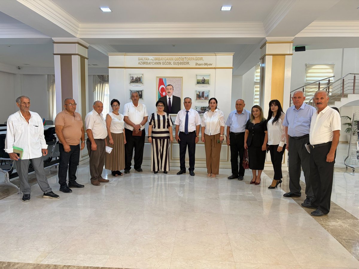 SalyanZi's tweet photo. Salyan rayonunun ziyalıları Salyan Heydər Əliyev Mərkəzini ziyarət edərək ekskursiyada olublar.

Ekskursiya zamanı qonaqlara Mərkəzin fəaliyyəti, Ümummilli Lider Heydər Əliyevin zəngin dövlətçilik irsi və həyat yolunu əks etdirən ekspozisiyalar haqqında ətraflı məlumat verilib. https://t.co/152eGabpwB