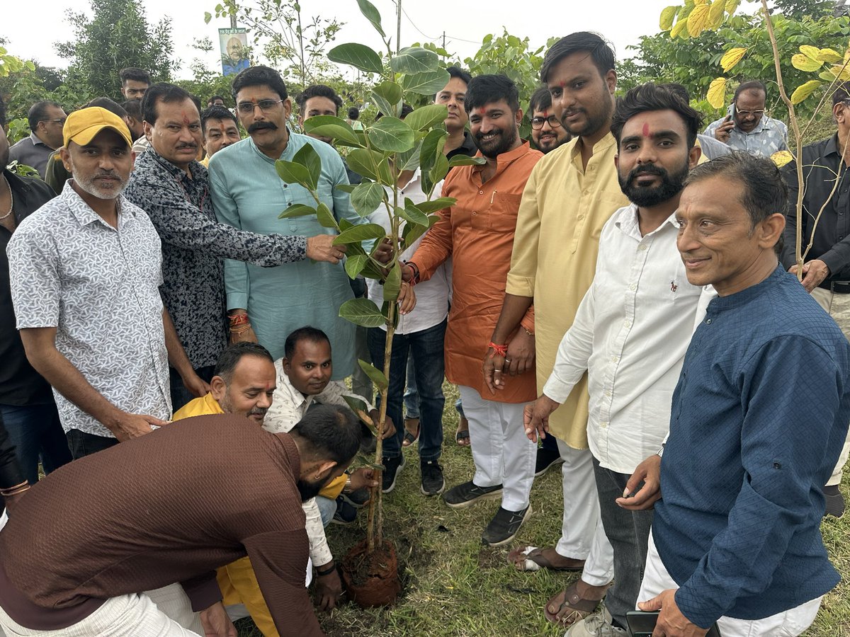 ravibhatbjp's tweet photo. भाजपा के राष्ट्रीय महामंत्री (संगठन) श्री बी.एल. संतोष जी, आदरणीय श्री @KailashOnline जी, विधायक श्री @Ramesh_Mendola जी, नगर अध्यक्ष श्री @Sumitmishrambjp जी एवं पिछड़ा वर्ग मोर्चा नगर अध्यक्ष श्री @NikhilSoni4BJP जी का आत्मीय स्वागत एवं अभिनंदन करने का सौभाग्य प्राप्त हुआ। https://t.co/4D0IIUhlfE