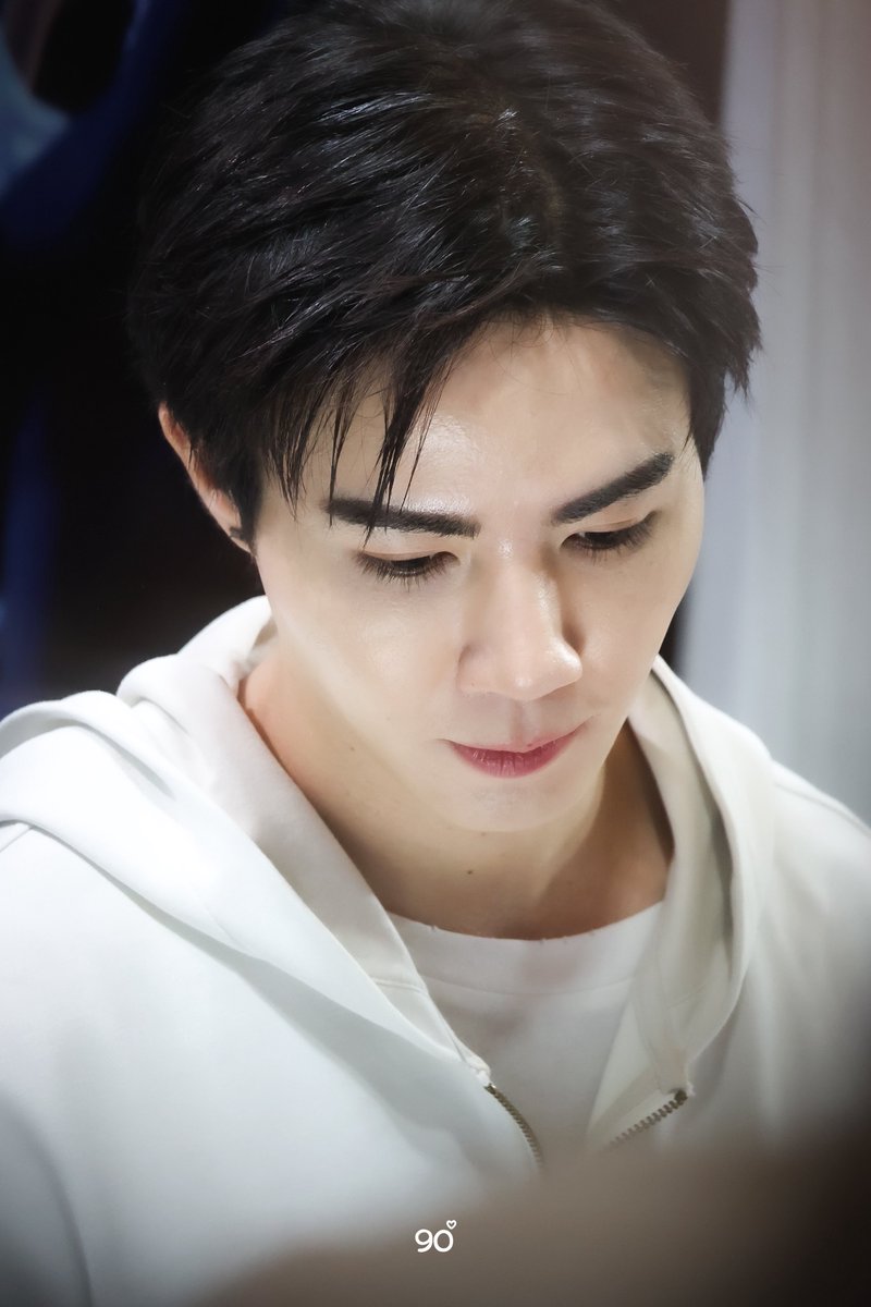 90Rotate's tweet photo. ได้มายืนมองพี่ซีในมุมมองที่เป็นเจ้าของธุรกิจแล้วภูมิใจมากกกก มากมากกกก เติบโตขึ้นเยอะเลย ทั้งซุปเปอร์ซันทั้งCEOซีพฤกษ์  🤍
@zee_pruk #ZeePruk

#SUPERSUN 
#SUPERSUNxSIAMCENTER 
#SUPERSUNPOPUPINBKK https://t.co/nAl4izSkGW