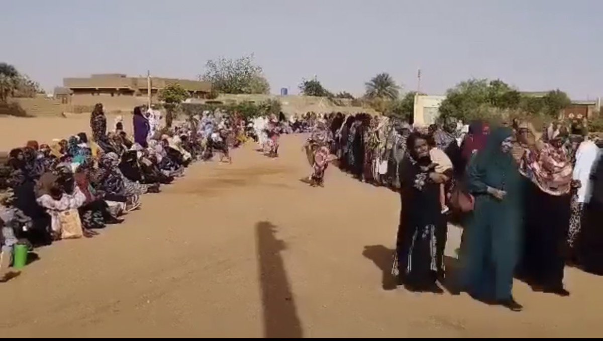 hishamkerma's tweet photo. 🎯 الصورة الاولى : 
موكب مسؤول سوداني لا يعرف القراءة ولا الكتابة لا يفرق بين الالف وكوز الذرة امي جاهل بصمجي مؤهله الوحيد انه يملك مليشيا قبلية ،، هذا منظر لن تشاهده في اعتى واغنى وافضل دول العالم لا امريكا ولا اوربا ولا دول الخليج . 
🎯 الصورة الثانية : 
مواطنون في العاصمة الخرطوم صفوف على مد البصر بهدف الوصول الى قدر عدس من يفوز منهم بطبق عدس ورغيف خبز حقق غاية امانيه ،، هذا منظر لن تشاهده في افقر دول العالم ولا حتى في مخيمات النزوح . 
المشهدان تلخيص لحال الدولة السودانية وتلخيص لازمة الدولة السودانية . 
باختصار المعنى الحقيقي ل : الدولة الوسخة