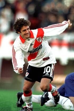 andre_an67681's tweet photo. Esta semana voy a subir solo cosas de Pablo en River porque se cumplen nada más y nada menos que 30 años de su debut en primera. 🤍❤🤍 https://t.co/i53mDINk1E
