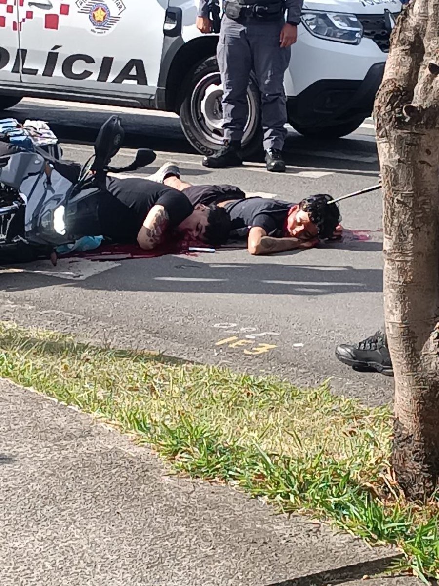 mynewshub's tweet photo. Luar Negara.....

Polis tiba ketika jenayah sedang berlaku....terus tembak kasi selesai kat situ jugak..... https://t.co/lxGFhcUmfF