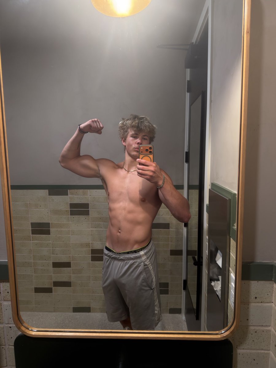 AdamXyoungg's tweet photo. just hit the gym check out my after gym activities 🌶️😈 https://t.co/BGgiH02u9i