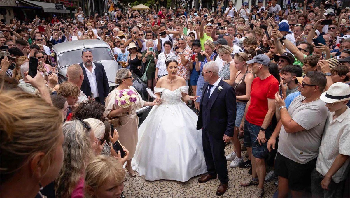 TouchlineX's tweet photo. 🚨💍 𝗡𝗘𝗪: More than 2,000 people reportedly showed up at Funchal Cathedral in Madeira yesterday, thinking it was the day of Cristiano Ronaldo and Georgina Rodríguez’s wedding.

There WAS a wedding taking place… just not Ronaldo’s. 

The actual bride was completely shocked when she arrived and saw the massive crowd waiting outside.