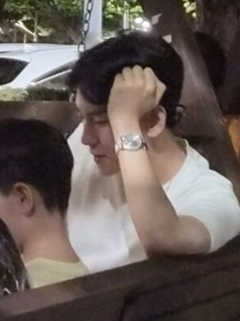 BOXIANx's tweet photo. idk why pol are shocked by how baekhyun looks handsome and not cute in photos taken by her mom all of a sudden.
he has said it multiple times that in real life he's more like un village type of person and he's cute side is for eris. https://t.co/fgFnFhB4v4