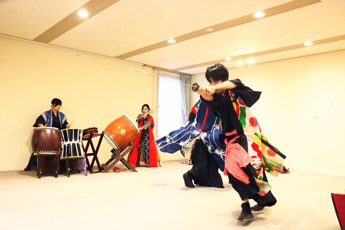 hiyori527's tweet photo. ステージのラスト

じゅんじゅんさん「はい、では最後に(UMAちゃんに説明)みんなで手を繋いで挨拶します〜これがIMON式です！」
片山さん「公文式みたいに言うなよ」
今井「wwwwwwwwwwwwwwwwwwww」

#IMONttt https://t.co/hYm2MTCCAQ