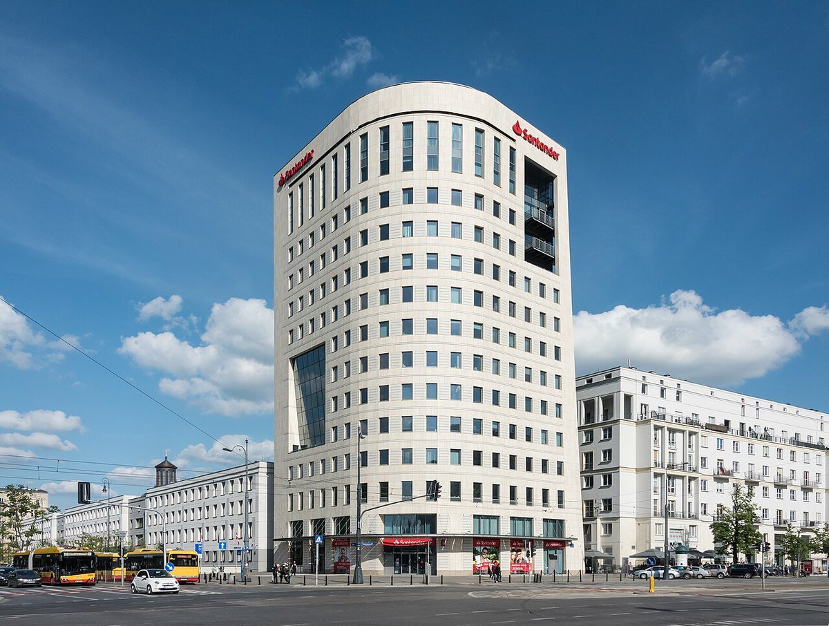 MichaWojtcz's tweet photo. Prawie równo 50 lat temu do użytku oddano pawilon Odziału Turystyki Zagranicznej „ORBIS" u zbiegu Królewskiej i Marszałkowskiej. Zburzono go pod koniec 1999 r. pod wieżowiec zaprojektowany przez S. Kuryłowicza. Fot 1 i 2 - Stolica, 1 sierpnia 1976, fot 3 - Wikipedia https://t.co/RBGl3Y9PPg